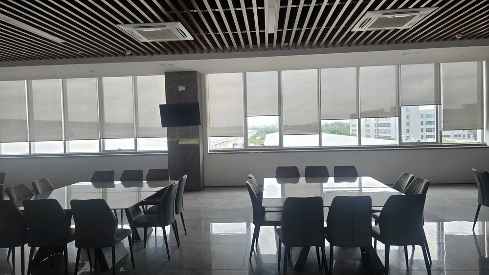 Rèm cuốn cản nắng lắp đặt cho toàn bộ mặt kính khu vực nhà ăn trong tòa nhà văn phòng