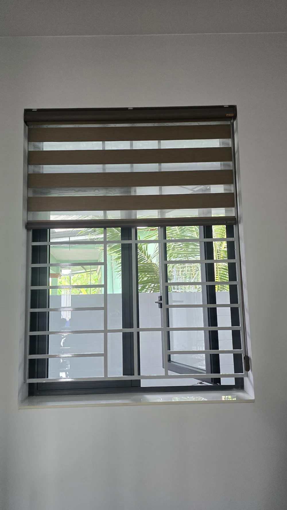 Rèm cầu vồng tông nâu phối trắng lắp đặt tại cửa sổ phòng ngủ nhà phố