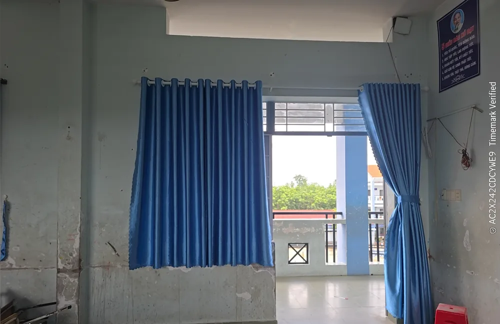 Rèm vải cản sáng màu xanh dương lắp đặt tại phòng học Trường THCS Chánh Phú Hòa