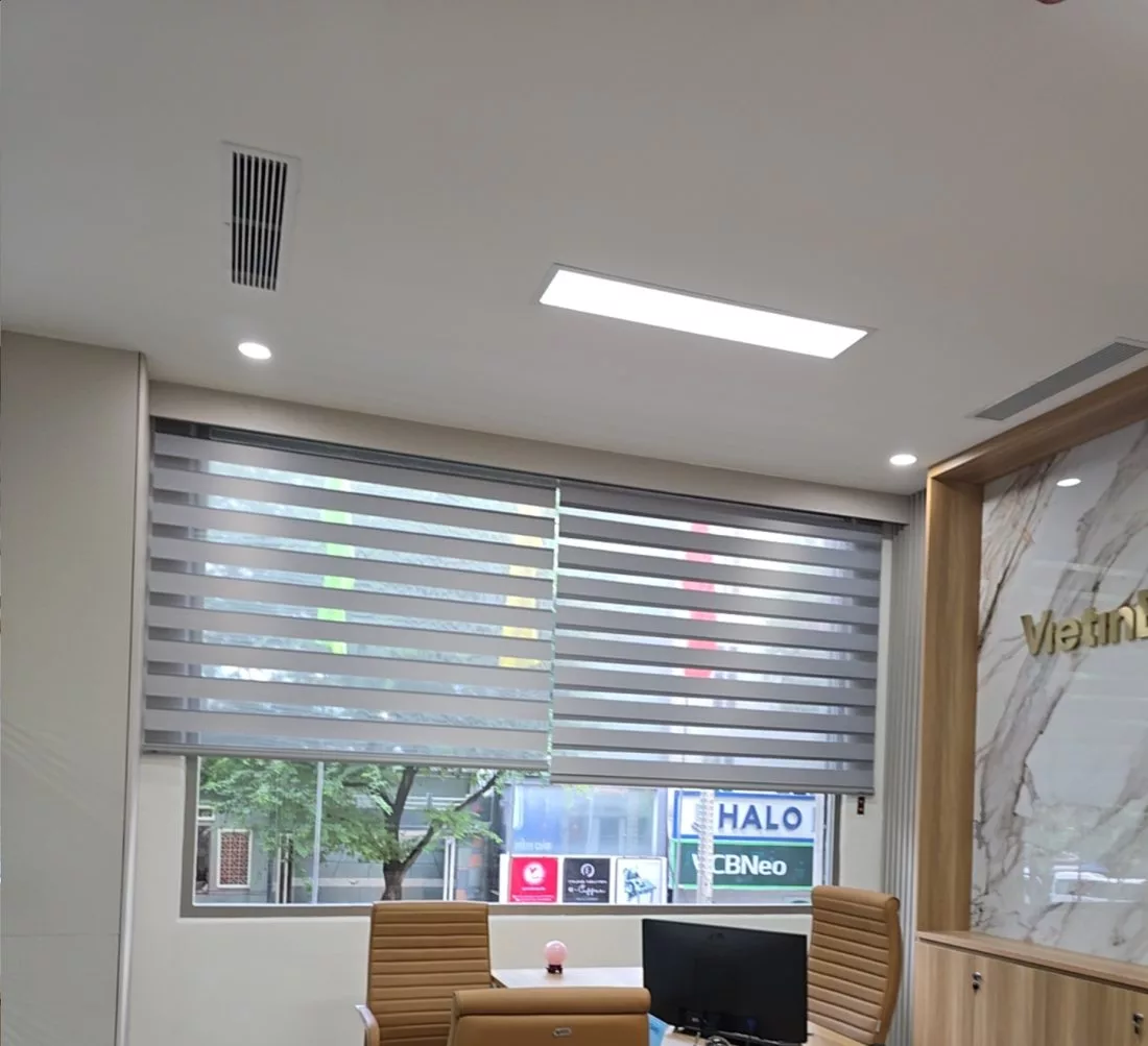 Đội thi công VTP DECOR lắp rèm cầu vồng tại văn phòng VietinBank Hàm Nghi, Quận 1